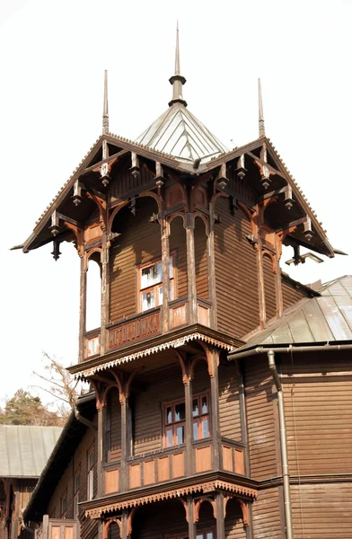 Starý dřevěný dům v krynica curort — Stock fotografie