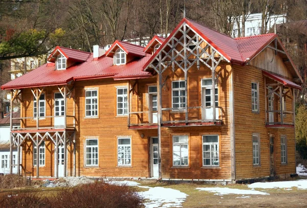 Velho marrom, casa de madeira em Krynica curort — Fotografia de Stock