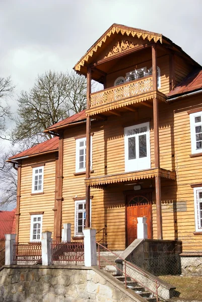 Retro houten huis in resort krynica — Stockfoto
