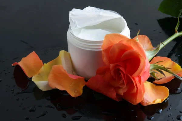 Kosmetyk krem i różowy róża — Zdjęcie stockowe