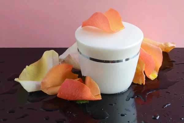 Crema cosmetica e petali di rosa — Foto Stock