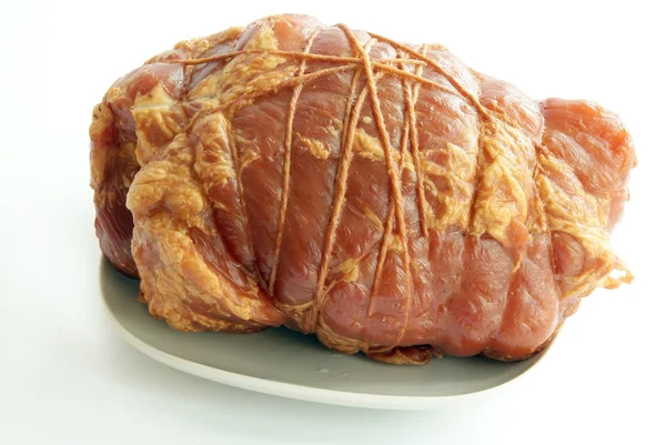 Prosciutto crudo di maiale affumicato prima della cottura — Foto Stock