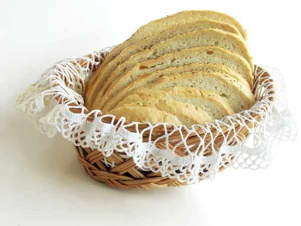 Plátky chleba v košíku — Stock fotografie