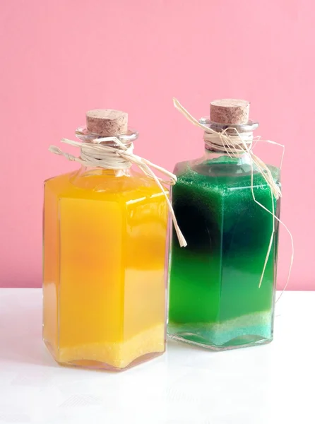 Bottiglie di sapone cosmetico fluidi per il bagno con sale sano — Foto Stock