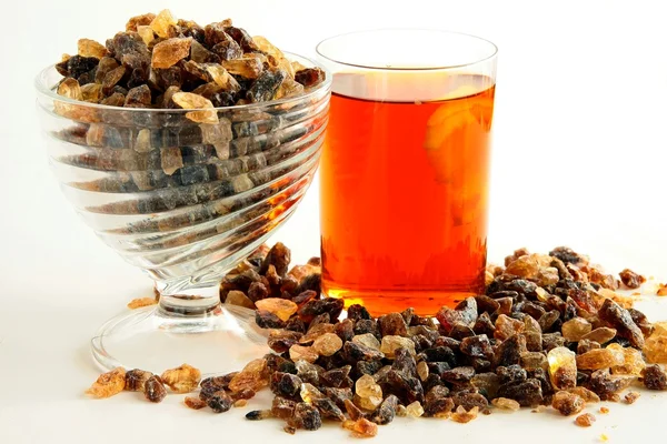 Стакан чая и коричневого тростникового сахара — стоковое фото