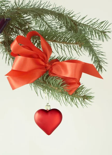 Červené srdce jako vánoční ozdoba — Stock fotografie