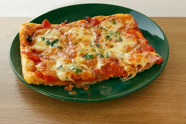 Pedaço de pizza caseira — Fotografia de Stock