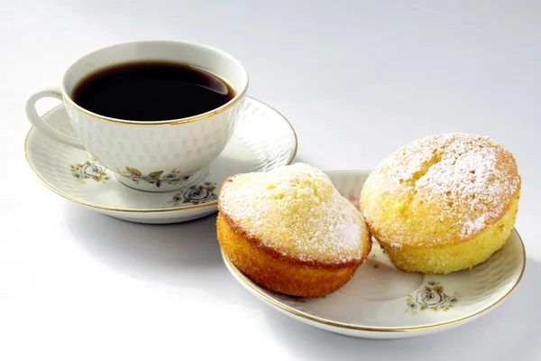 Cupcakes e xícara de café preto — Fotografia de Stock