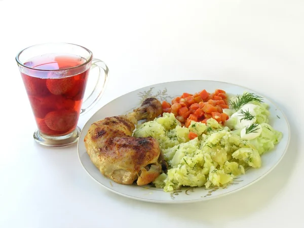 Jambe de poulet cuite au four avec compote de légumes et fraises pour le dîner — Photo