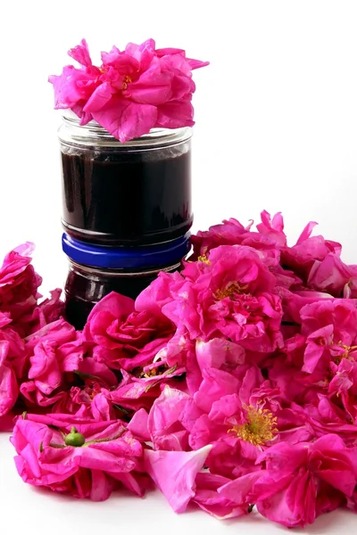Pink aromatic petals of edible rose flowers and jam — Stock Photo, Image