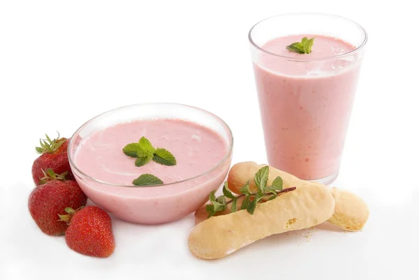 Erdbeeren-Joghurt-Cocktail mit Minze und Keksen — Stockfoto