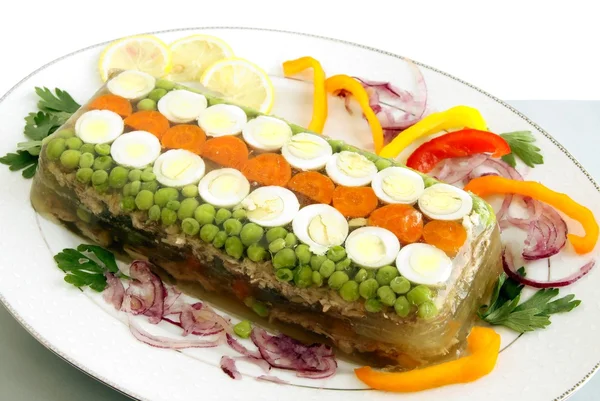 Gelatina con carne, huevos y verduras como comida fría —  Fotos de Stock