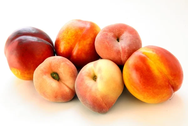 Нектарины и персики — стоковое фото