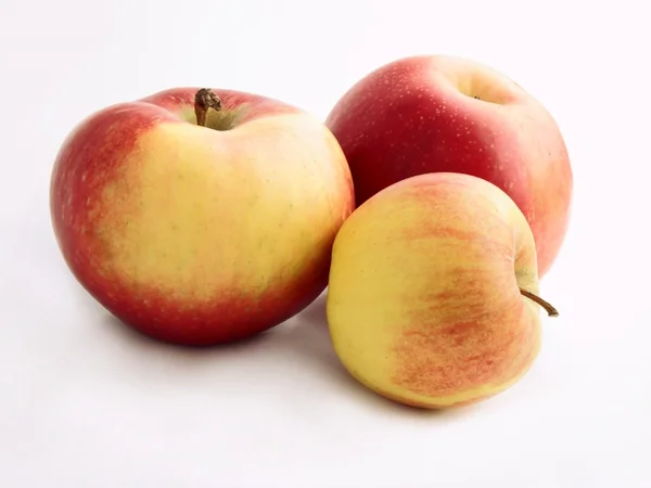 Красные и желтые вкусные яблоки — стоковое фото