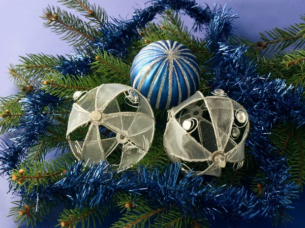 Twig granens med ornament som dekoration för christmastime — Stockfoto