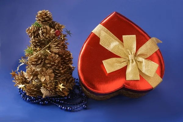 Pequeño árbol de Navidad simbólico y regalo tradicional —  Fotos de Stock