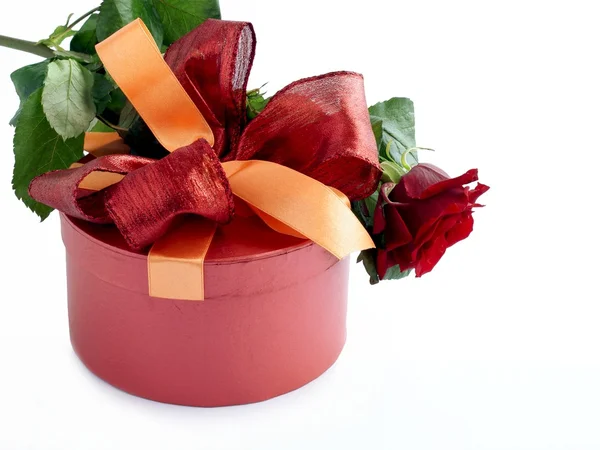Geschenk und rote Rose — Stockfoto