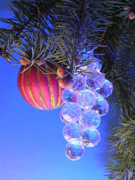 Weihnachtsbaum und Schmuck — Stockfoto