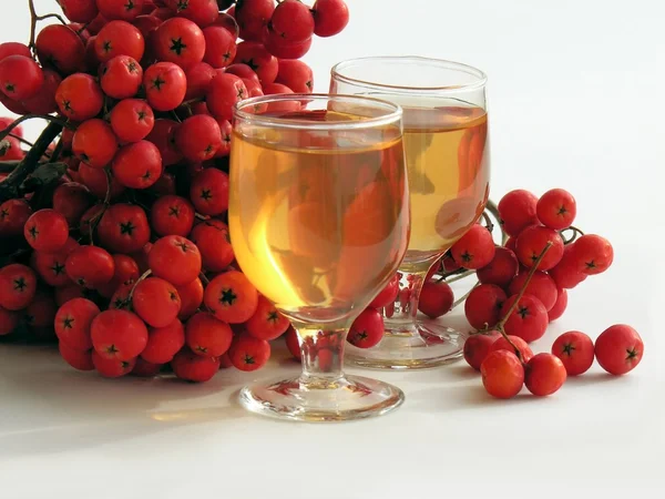 Kırmızı üvez meyveleri ve "rowan-votka" — Stok fotoğraf