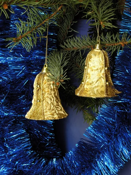 Gouden bellen op kerstboom — Stockfoto