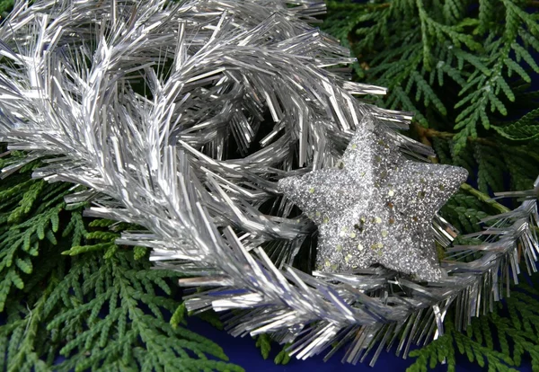 Серебряное украшение на Рождество на хвойной елке — стоковое фото