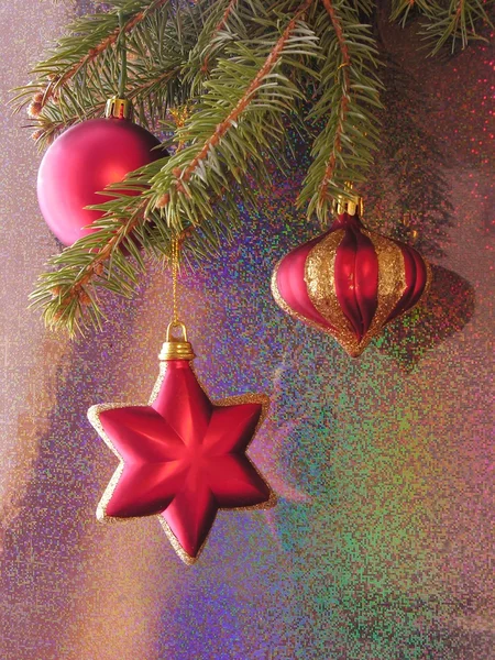 Árbol de Navidad y adornos rojos — Foto de Stock