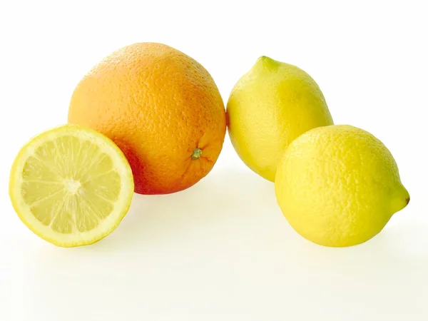 Лимоны и грейпфруты — стоковое фото