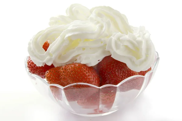 Erdbeeren und Sahne als leckeres Dessert — Stockfoto