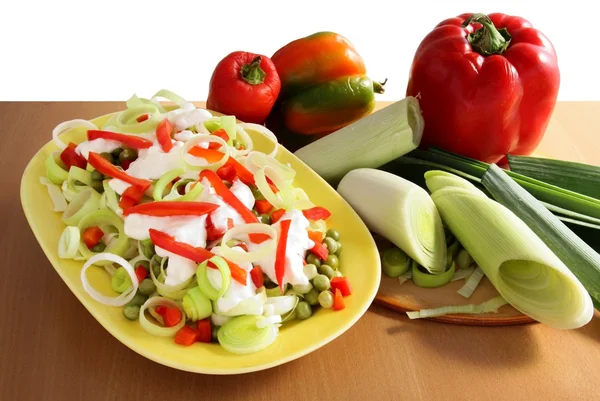 Pırasa, biber, yeşil bezelye ve sağlıklı salata olarak krem — Stok fotoğraf