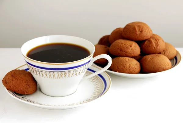 Kopje koffie en bruine gebak — Stockfoto