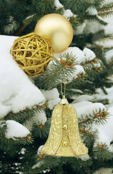 Złota ozdoby świąteczne na drzewo iglaste — Zdjęcie stockowe