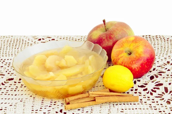 Kompot z jabłek z cynamonem i cytryna skóry — Zdjęcie stockowe
