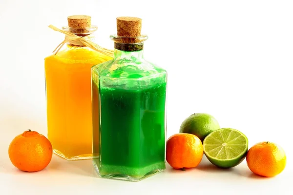 Cosmetici e frutta per la cura del corpo naturale in bagno — Foto Stock