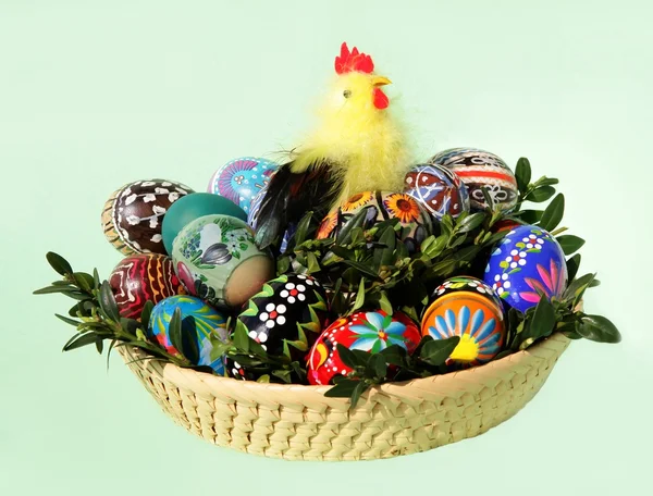 复活节彩蛋和黄色公鸡作为传统装饰 — 图库照片