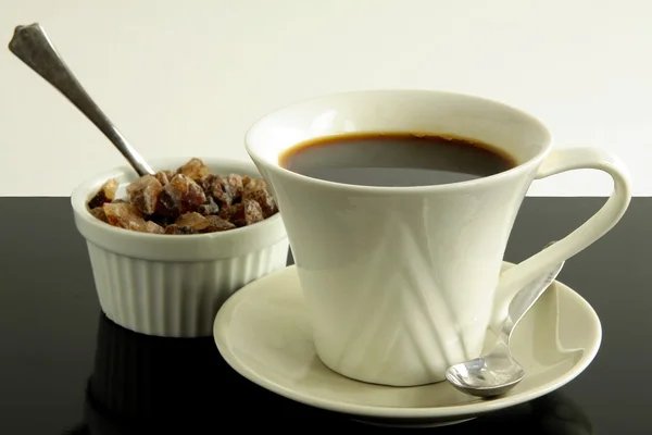 カップのコーヒーと茶色の砂糖 — ストック写真