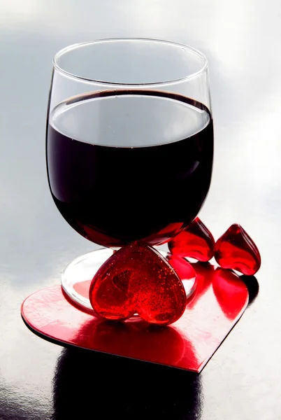 Vino, corazón y color rojo como símbolos del amor —  Fotos de Stock