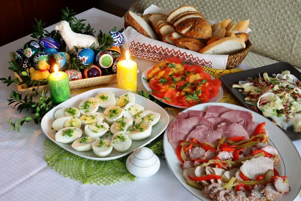 Påsk dekorerade bord med mat — Stockfoto