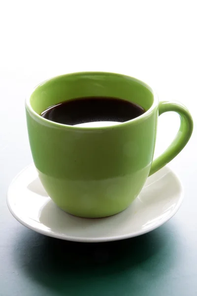 Káva v zelený keramický pohár — Stock fotografie