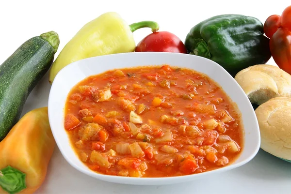 Cookked peppar, tomater, lök och bacon som välsmakande måltid — Stockfoto