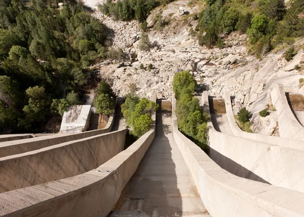 Glissière d'eau de libération de barrage Photos De Stock Libres De Droits