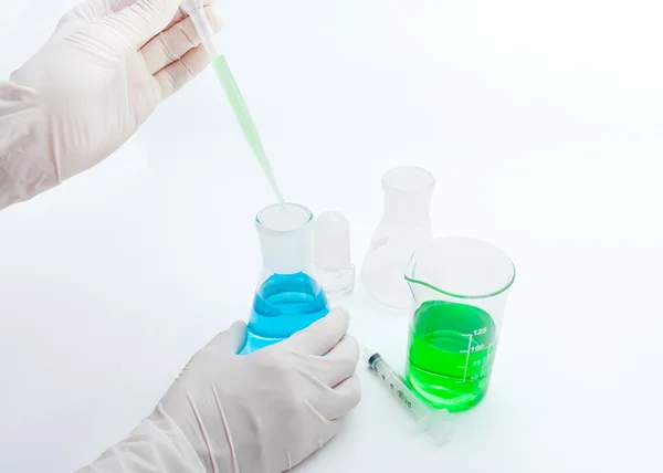 Gekleurde oplossing in laboratorium kolven — Stockfoto