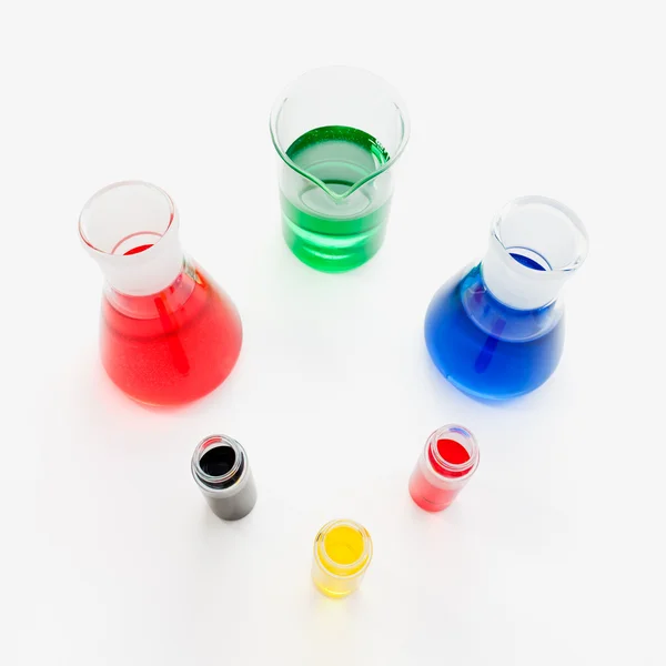 Farblösung in Laborflaschen Stockfoto