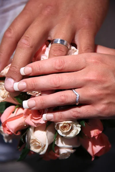 Mano de un sacerdote sosteniendo anillos de boda —  Fotos de Stock