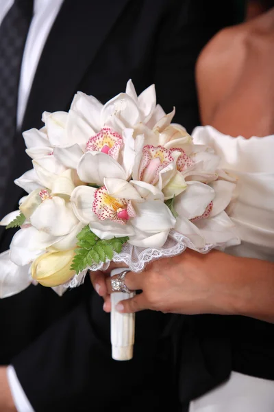 新娘拿着一束花 — 图库照片