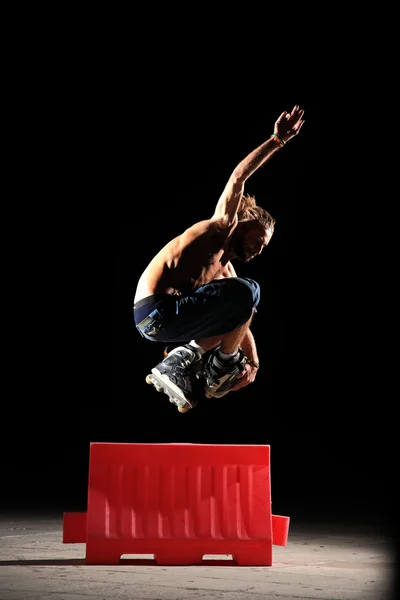 Inline rider jumps — Stock Photo, Image