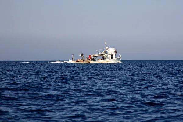Рыбацкая лодка у моря — стоковое фото