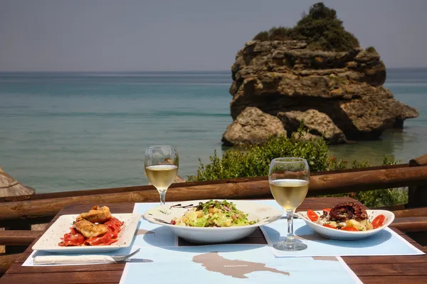 Deniz kenarında iki kişilik yemek — Stok fotoğraf