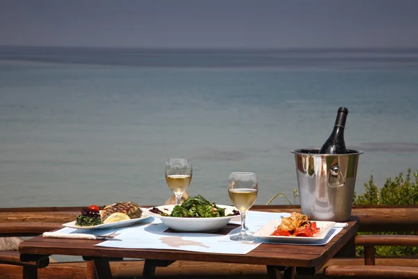 Almuerzo para dos junto al mar — Foto de Stock