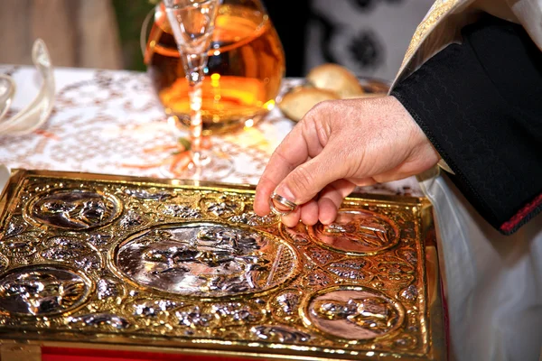 Рука священника с обручальными кольцами — стоковое фото