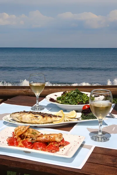 Obiad dla dwóch osób nad morzem Zdjęcie Stockowe
